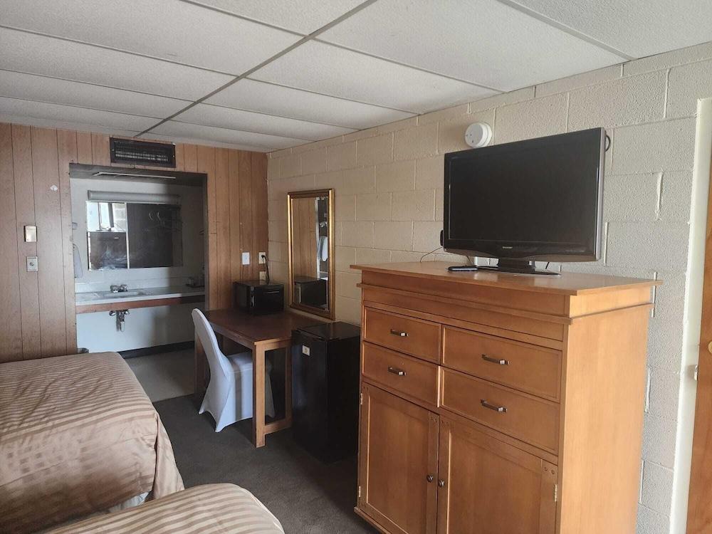First Inn By OYO Quinter Hwy 70 photo 4