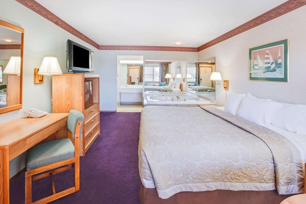 Super 8 by Wyndham Mackinaw City/Beachfront Area photo 12