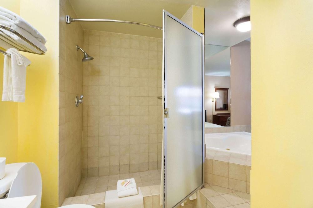 Days Inn by Wyndham Fontana / Rialto photo 11
