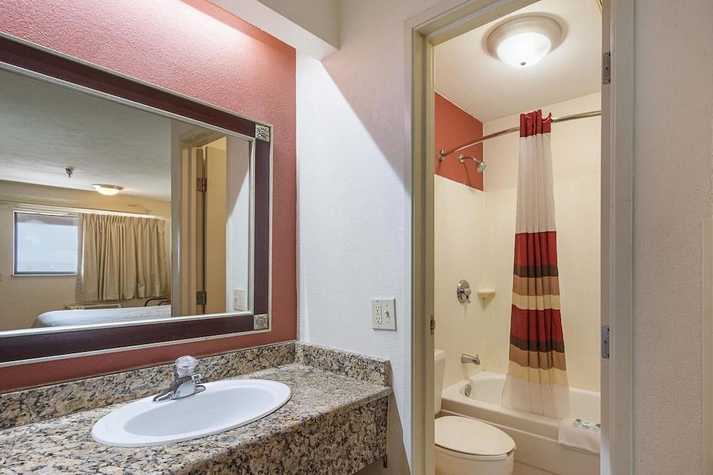 Rodeway Inn Tampa near Busch Gardens - USF photo 23