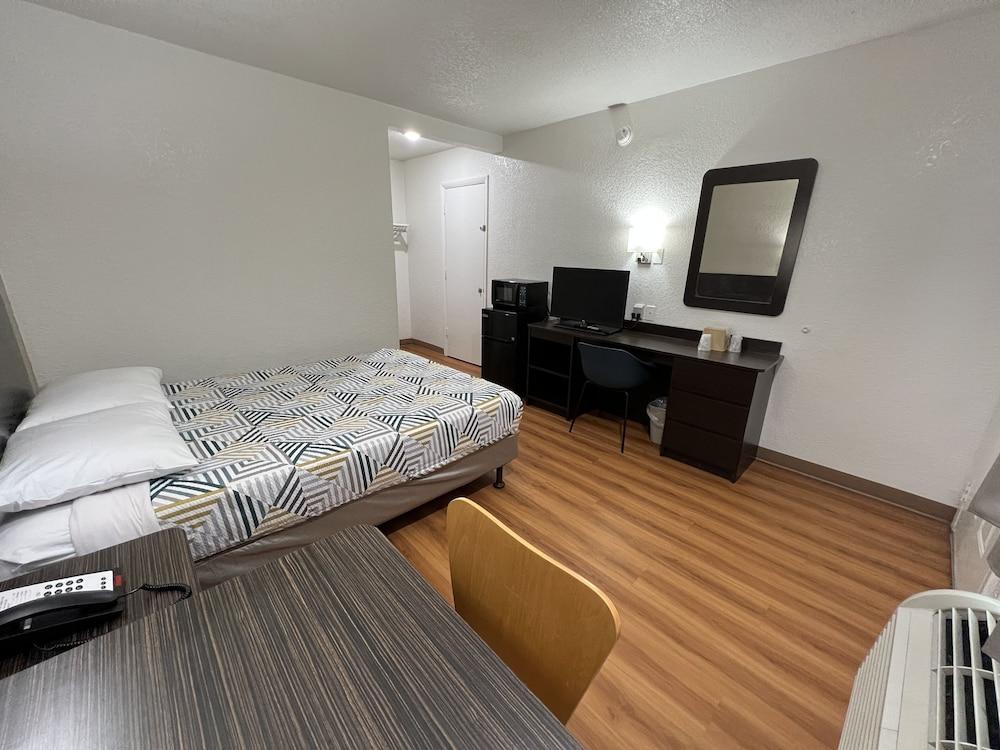 Motel 6 Longview, TX photo 14