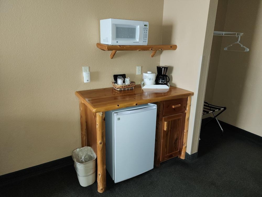 Pine Peaks Lodge & Suites photo 12