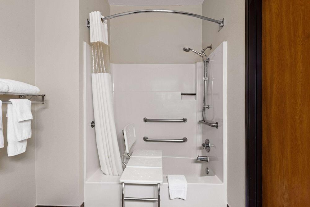 Baymont by Wyndham Waterloo photo 24