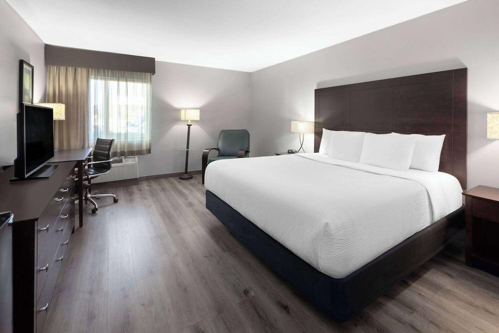 La Quinta Inn by Wyndham Sheboygan photo 11