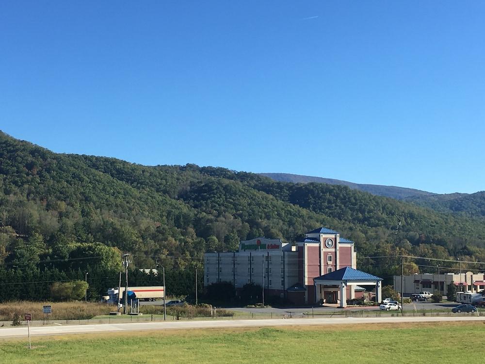 Mountain Inn & Suites photo 9