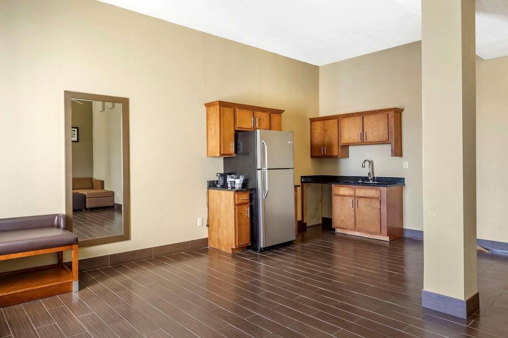 Comfort Suites Batesville photo 4