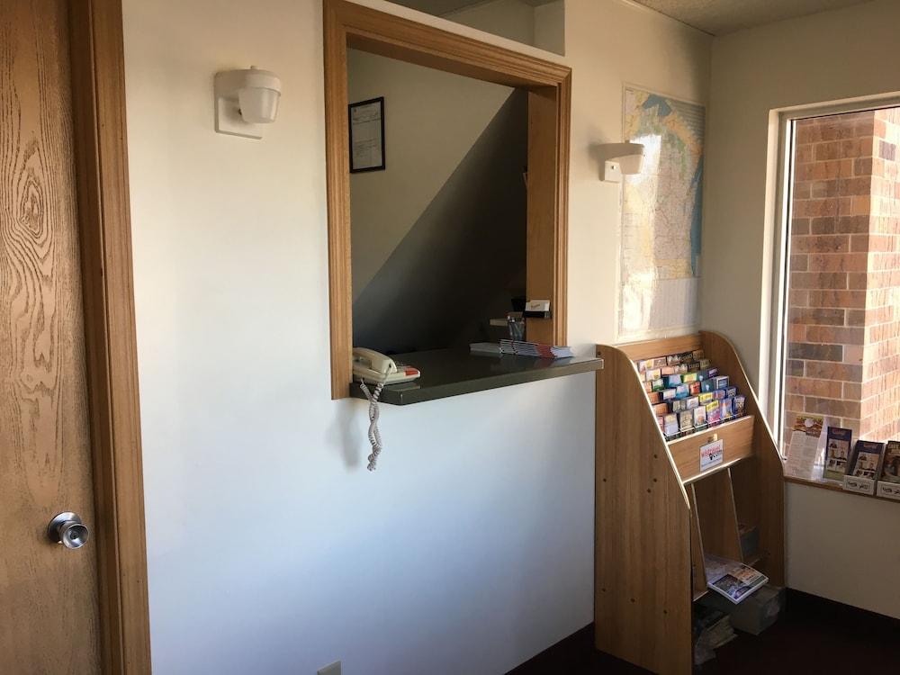Thunderbird Motor Inn Baraboo photo 2