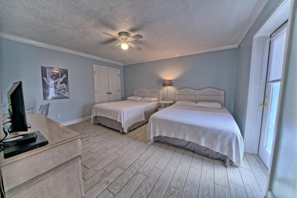 Pineapple Villas on Laguna Beach photo 8