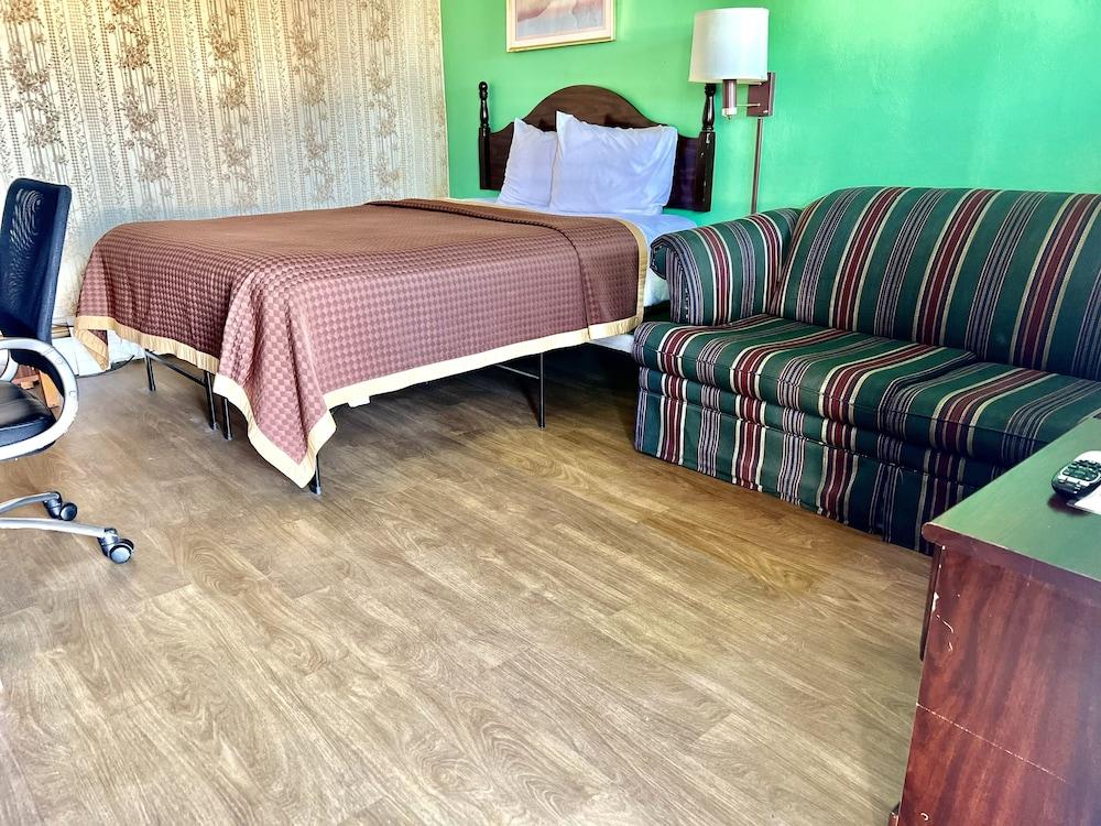Traveler's Inn Motel photo 30