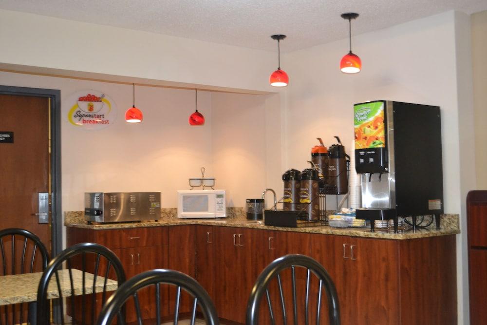 Super 8 by Wyndham Germantown/Milwaukee photo 18