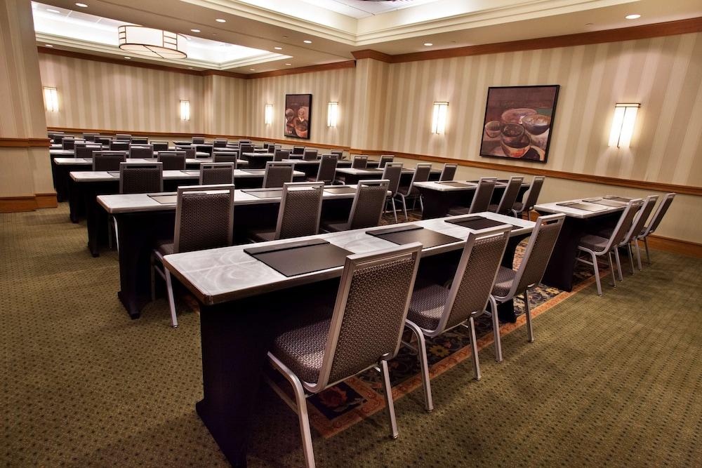 Hilton Chicago/Oak Brook Suites photo 41