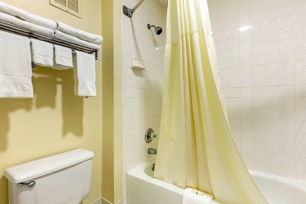 Quality Inn Cleveland North photo 24