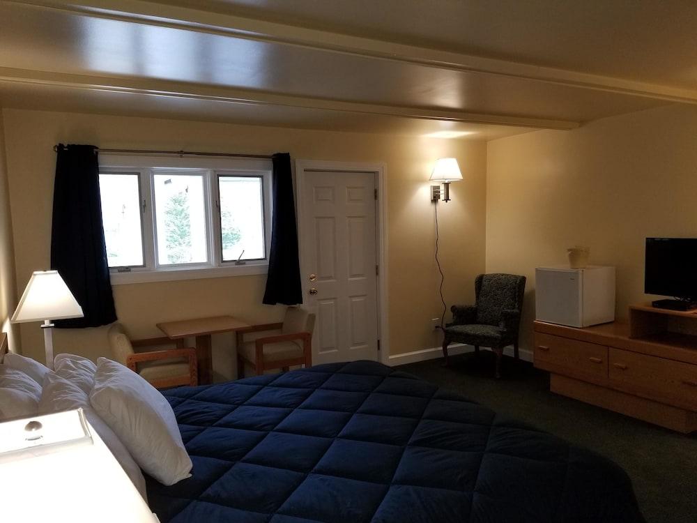 Captain's Quarters Motel photo 12