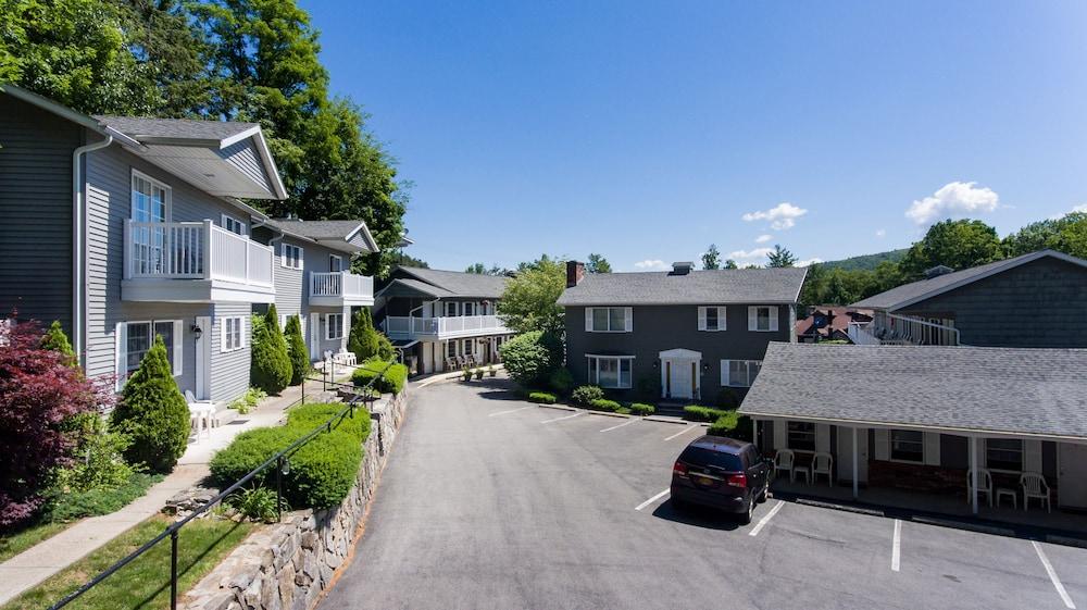 Adirondack Retreat Inn & Suites photo 56