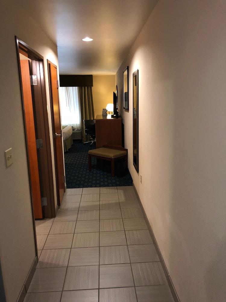 Country View Inn & Suites photo 30