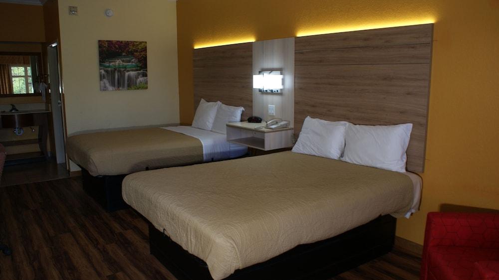 HomeTown Inn & Suites photo 34