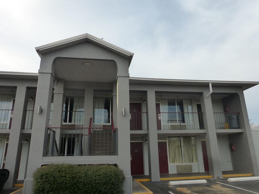 Red Roof Inn Evergreen photo 6