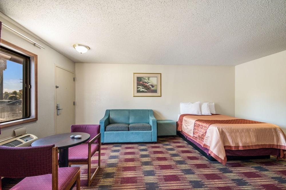 Americas Best Value Inn & Suites Harrisonville photo 8
