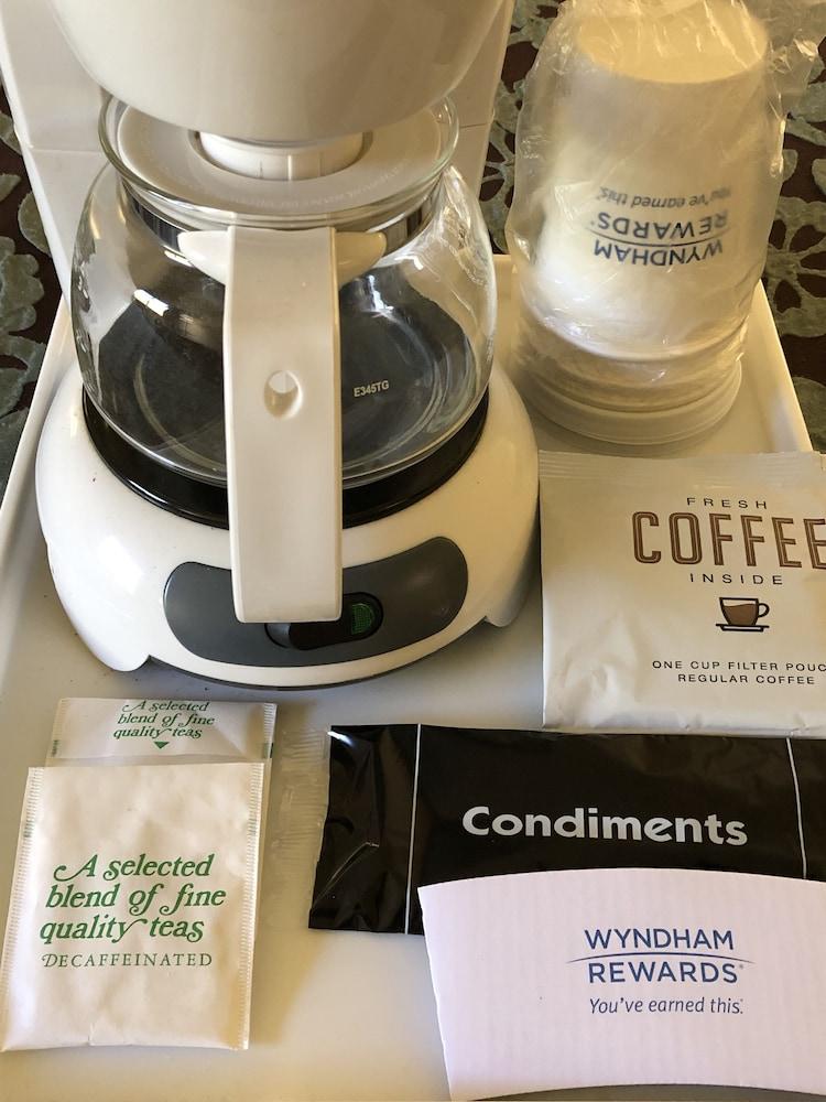 Days Inn by Wyndham Iron Mountain photo 39