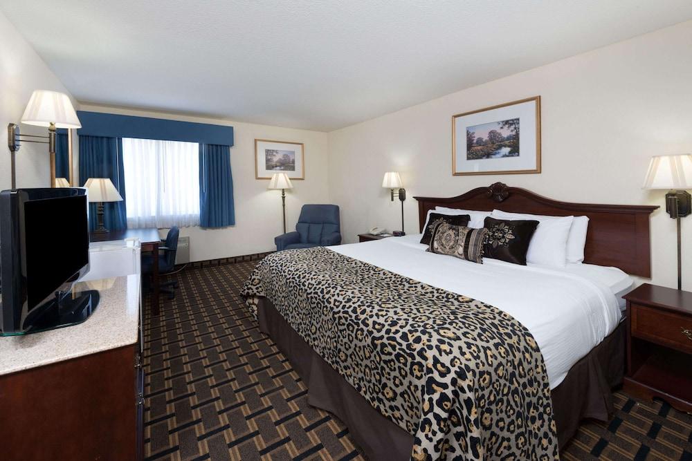 Baymont by Wyndham Osage Beach photo 13