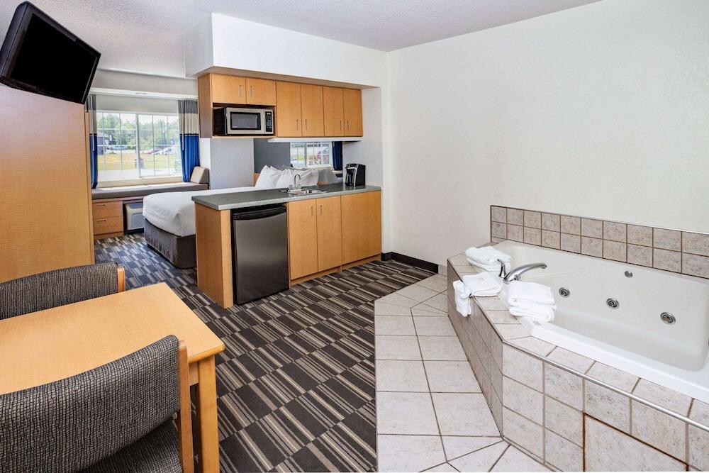 Microtel Inn & Suites by Wyndham Plattsburgh photo 16