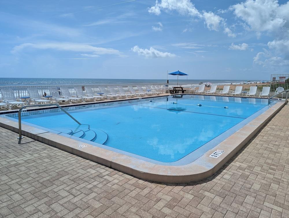 Traders Inn Beach Club photo 49