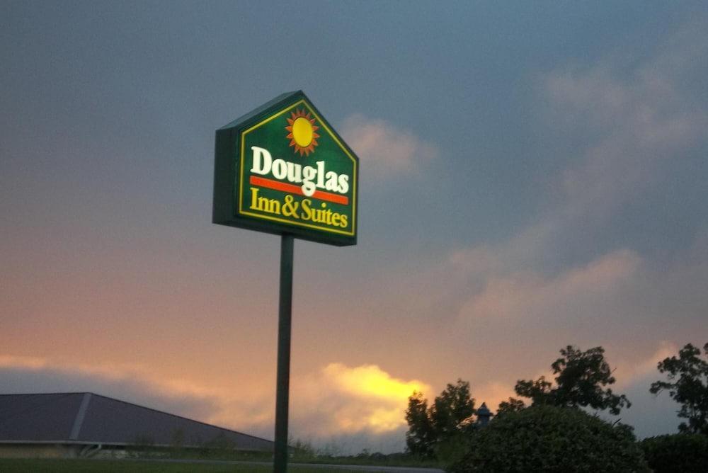 Douglas Inn & Suites photo 55