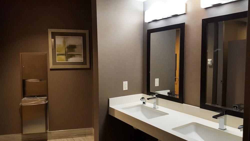 Hampton Inn & Suites Boston Crosstown Center photo 35