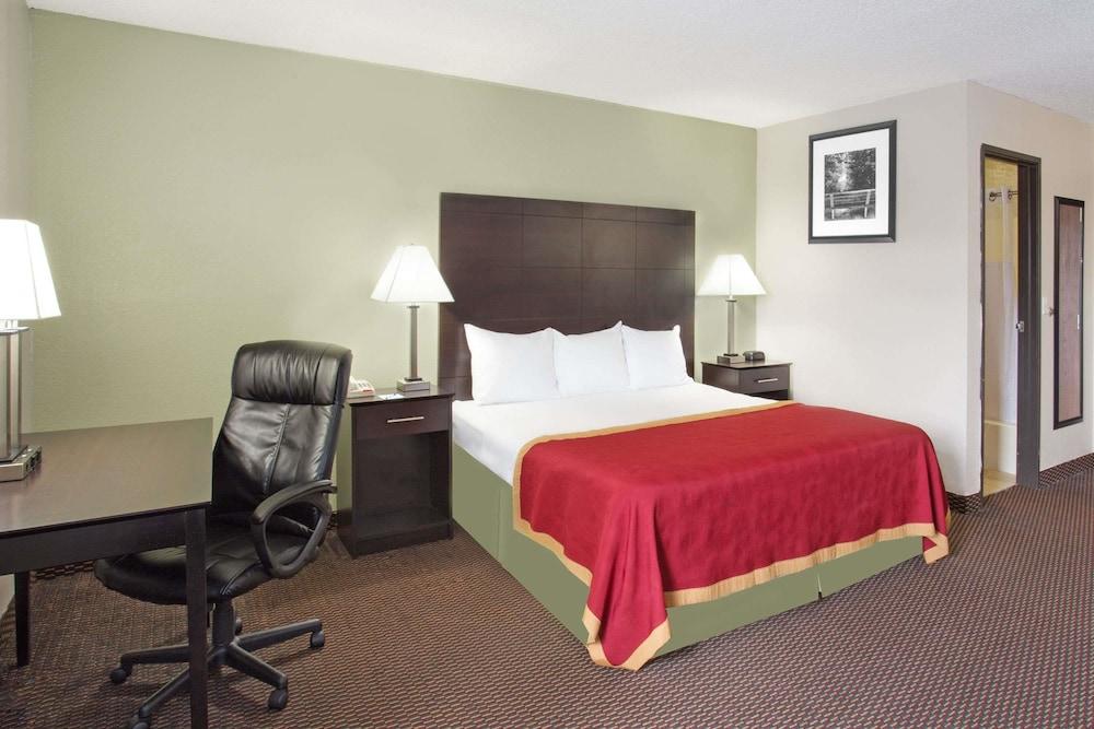 Baymont by Wyndham Beloit photo 7