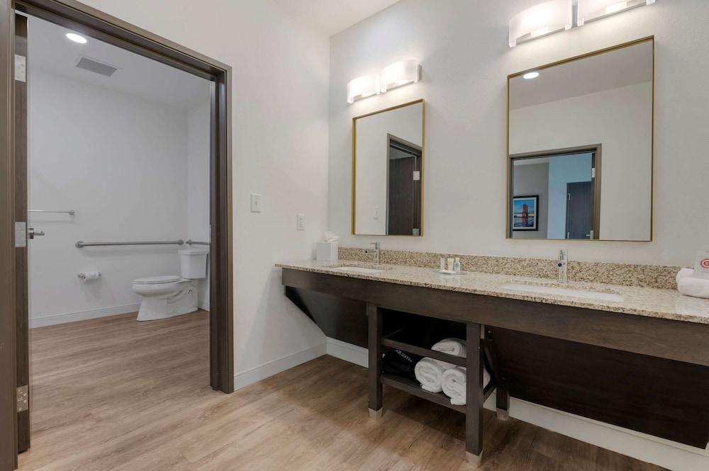Comfort Suites Cincinnati University - Downtown photo 19