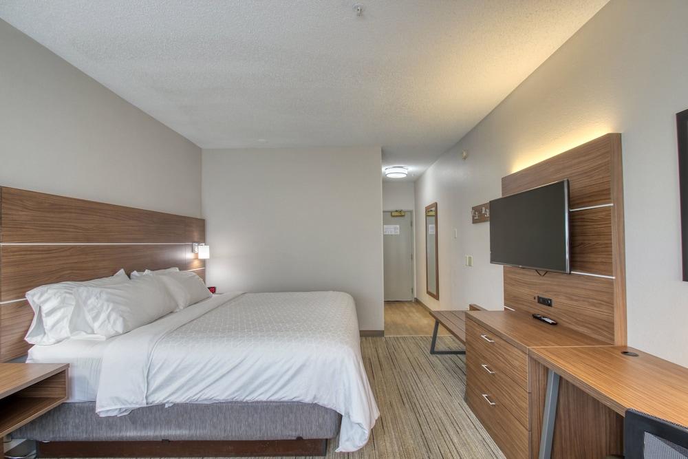 Holiday Inn Express Hotel & Suites Oshkosh by IHG photo 7