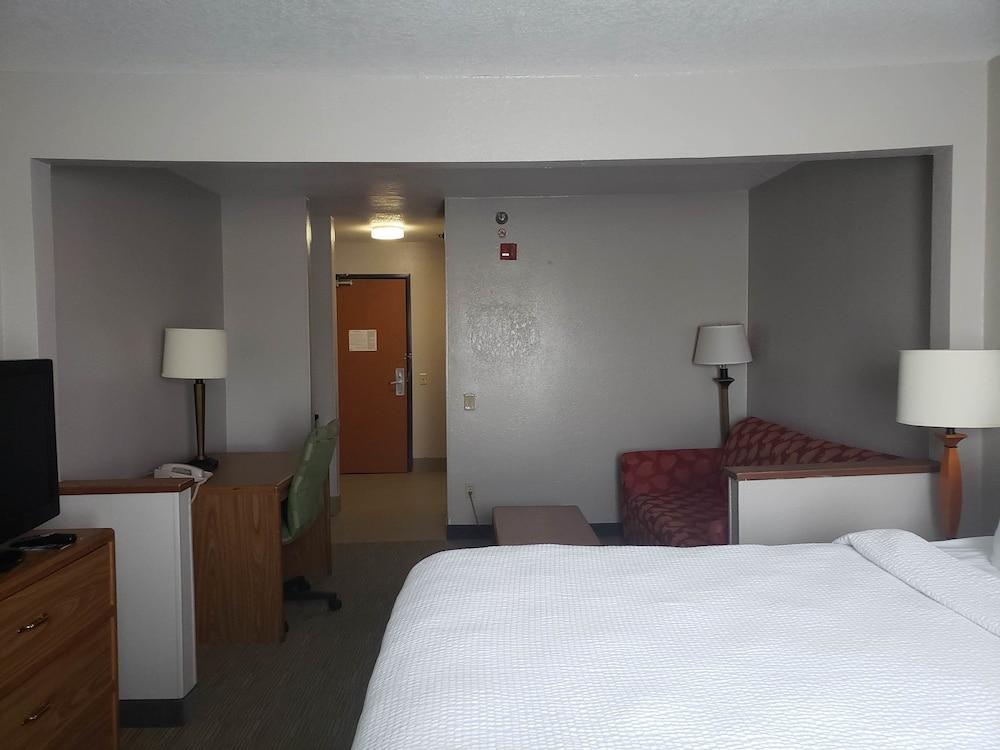 Country Inn & Suites by Radisson, Fairview Heights, IL photo 35