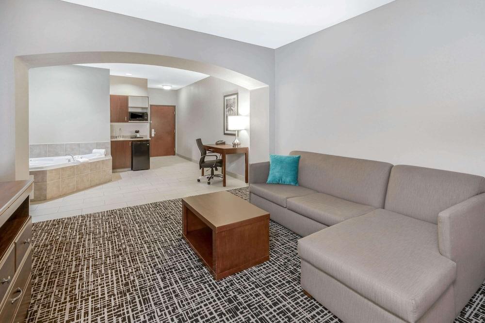 La Quinta Inn & Suites by Wyndham Oklahoma City -Yukon photo 18