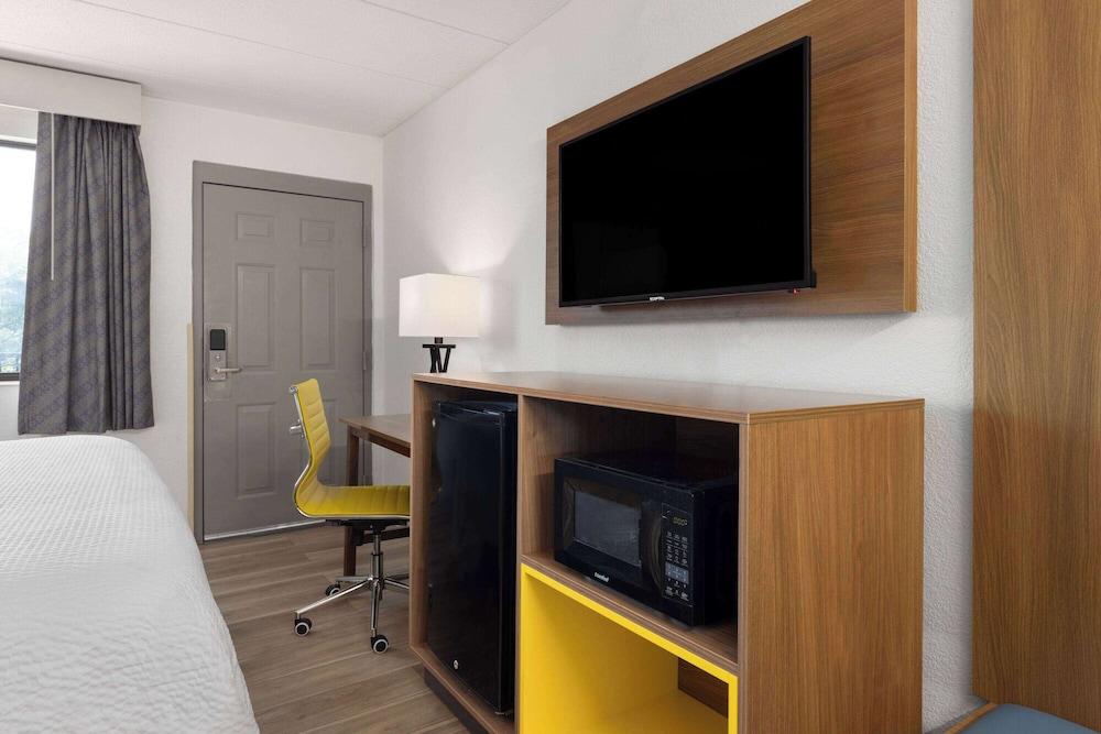 Days Inn & Suites by Wyndham Indianapolis Airport East photo 10