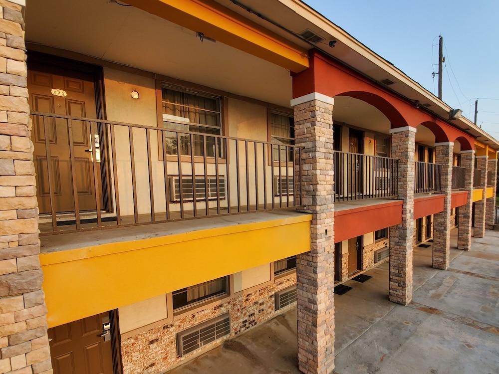 Econo Lodge Inn & Suites Sealy photo 7