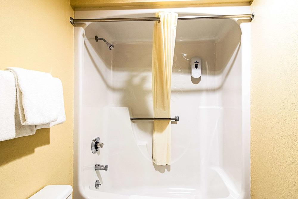 Econo Lodge Watertown photo 27