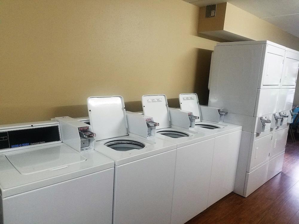 Red Roof Inn & Suites Houston - Hobby Airport photo 12