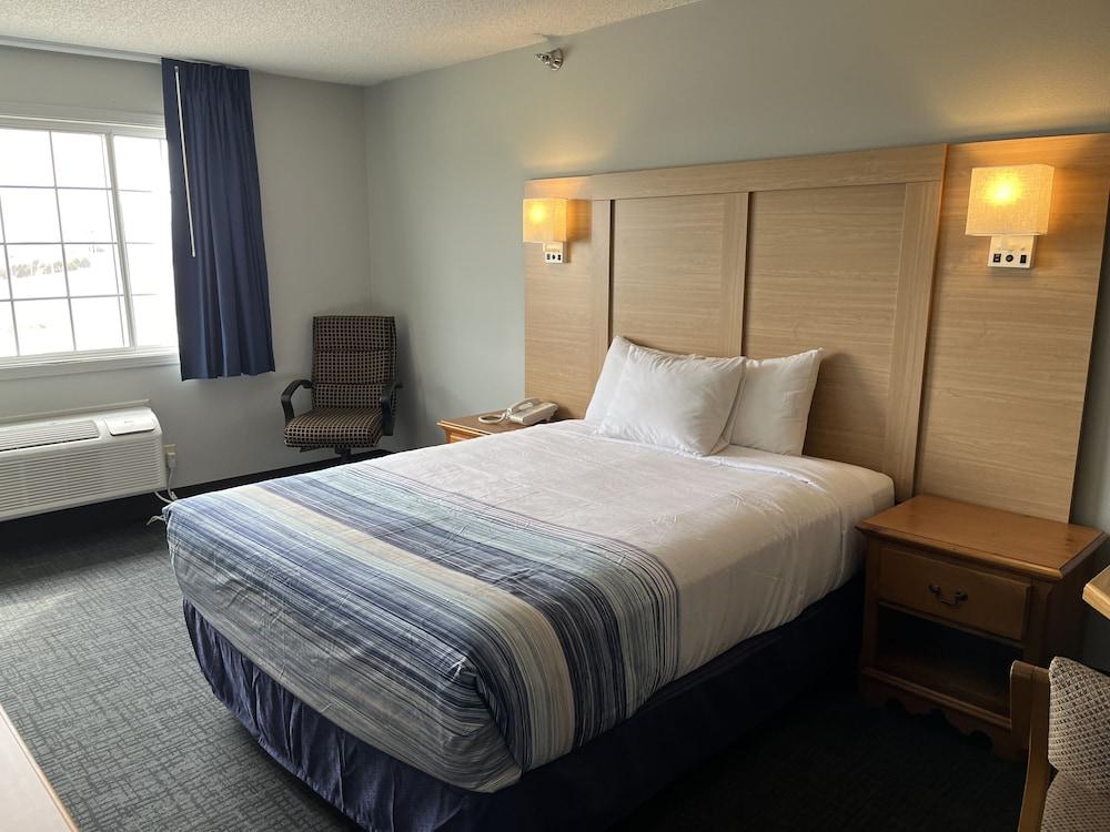 Days Inn & Suites by Wyndham Williamsburg IA North photo 11