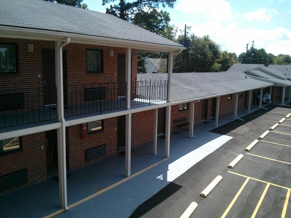 Guest Lodge Pageland photo 1