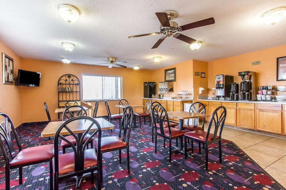 Econo Lodge Inn & Suites Pekin - Peoria Area photo 42
