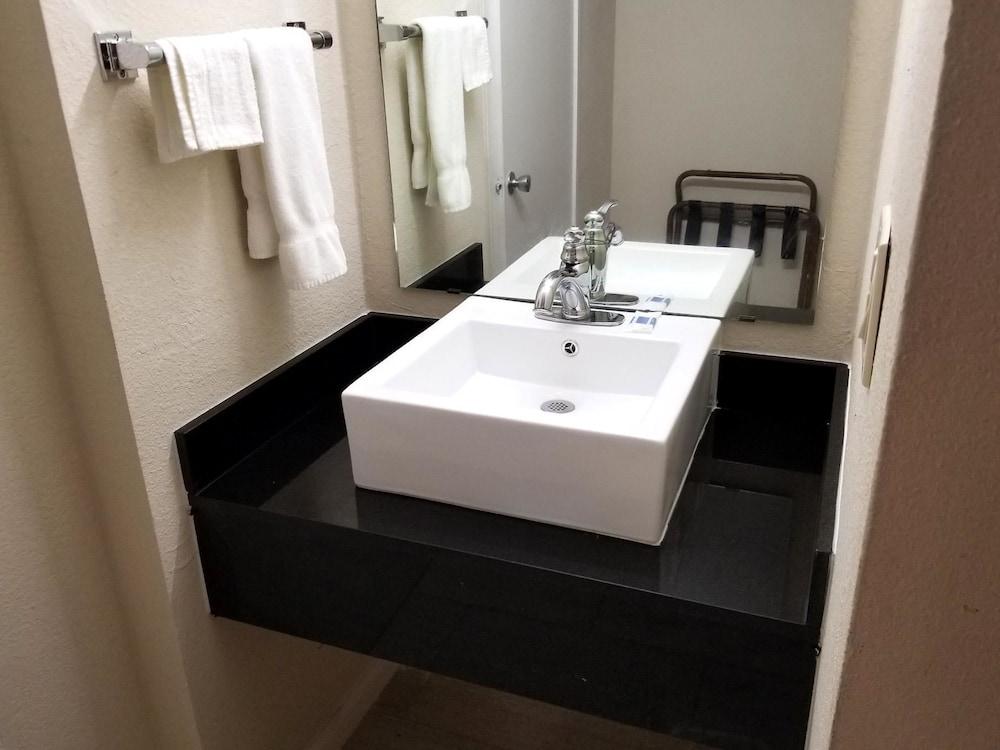 Americas Best Value Inn Marshall photo 2