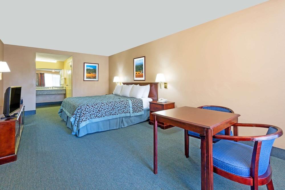 Days Inn by Wyndham Fontana / Rialto photo 10