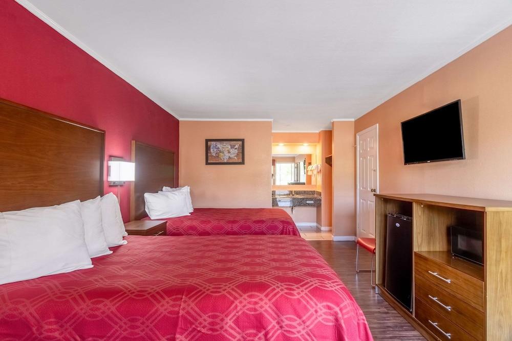 Econo Lodge Cornersville I-65 photo 15