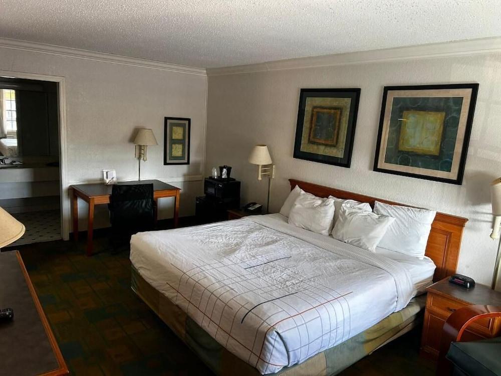 Causeway Inn - Metairie photo 12