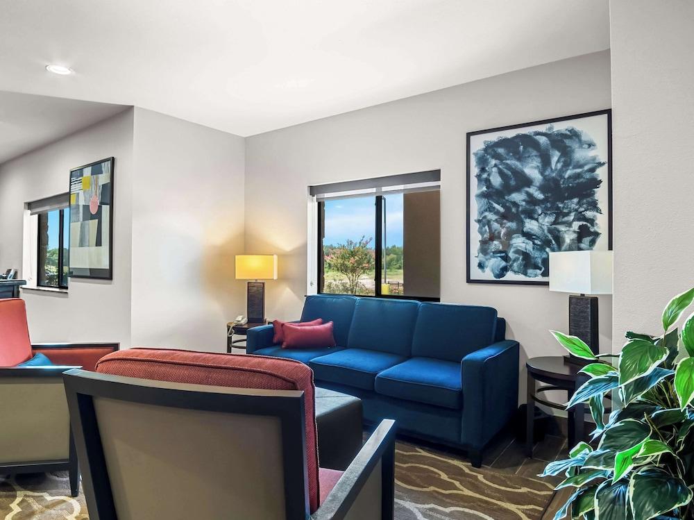 Comfort Suites Lindale - Tyler North photo 2