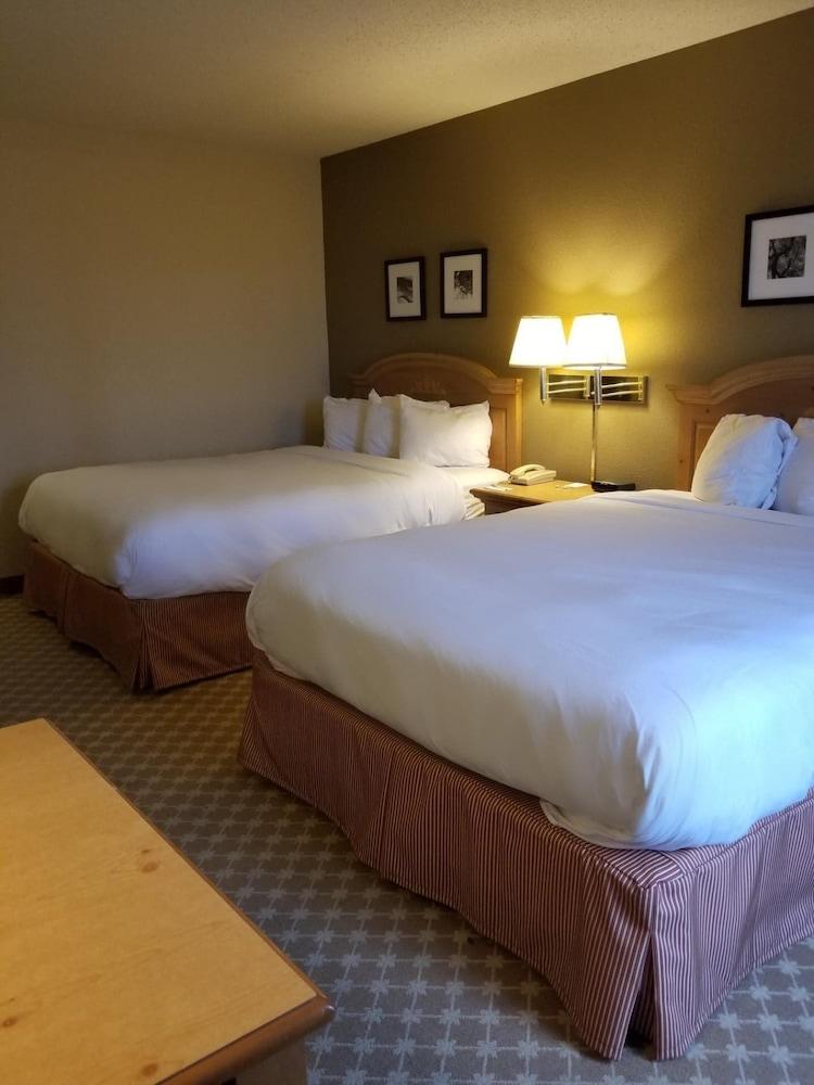 AmericInn by Wyndham Galesburg photo 6