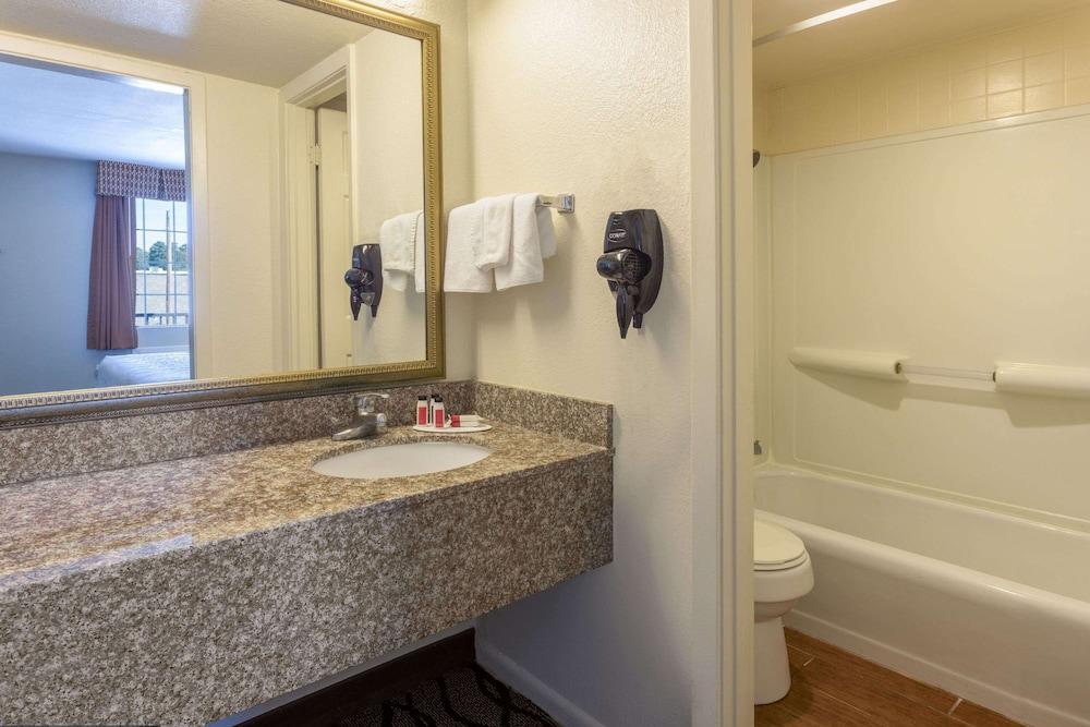 Days Inn by Wyndham Leesville photo 21