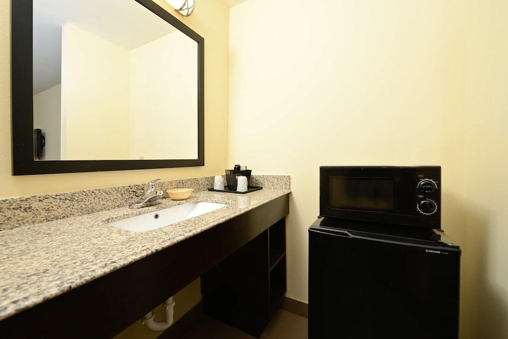 Americas Best Value Inn & Suites Lake Charles at I-210 Exit 11 photo 9