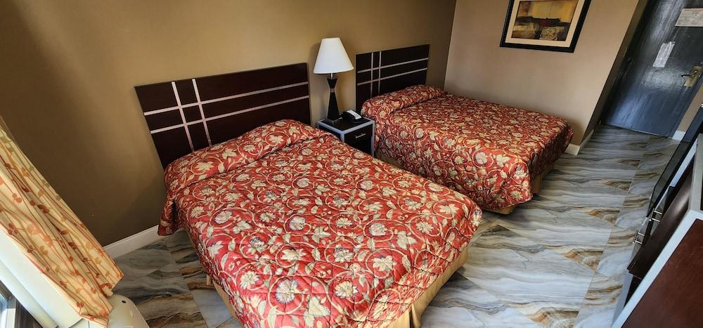 Townhouse Inn & Suites photo 14
