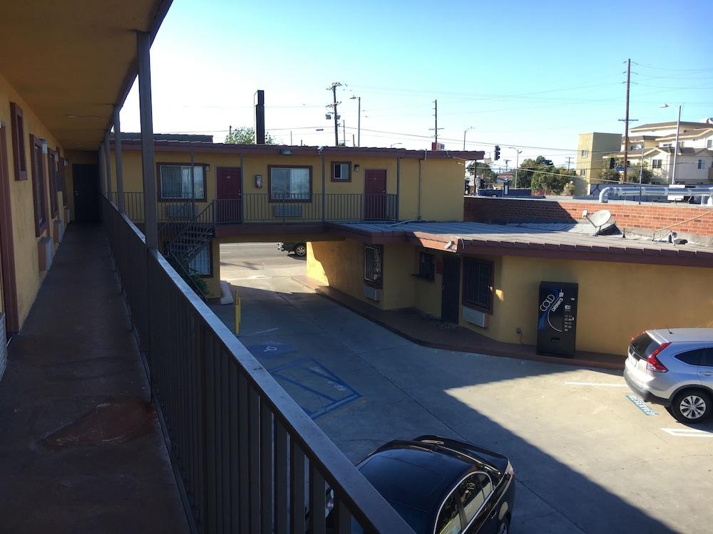 Satellite Motel photo 2